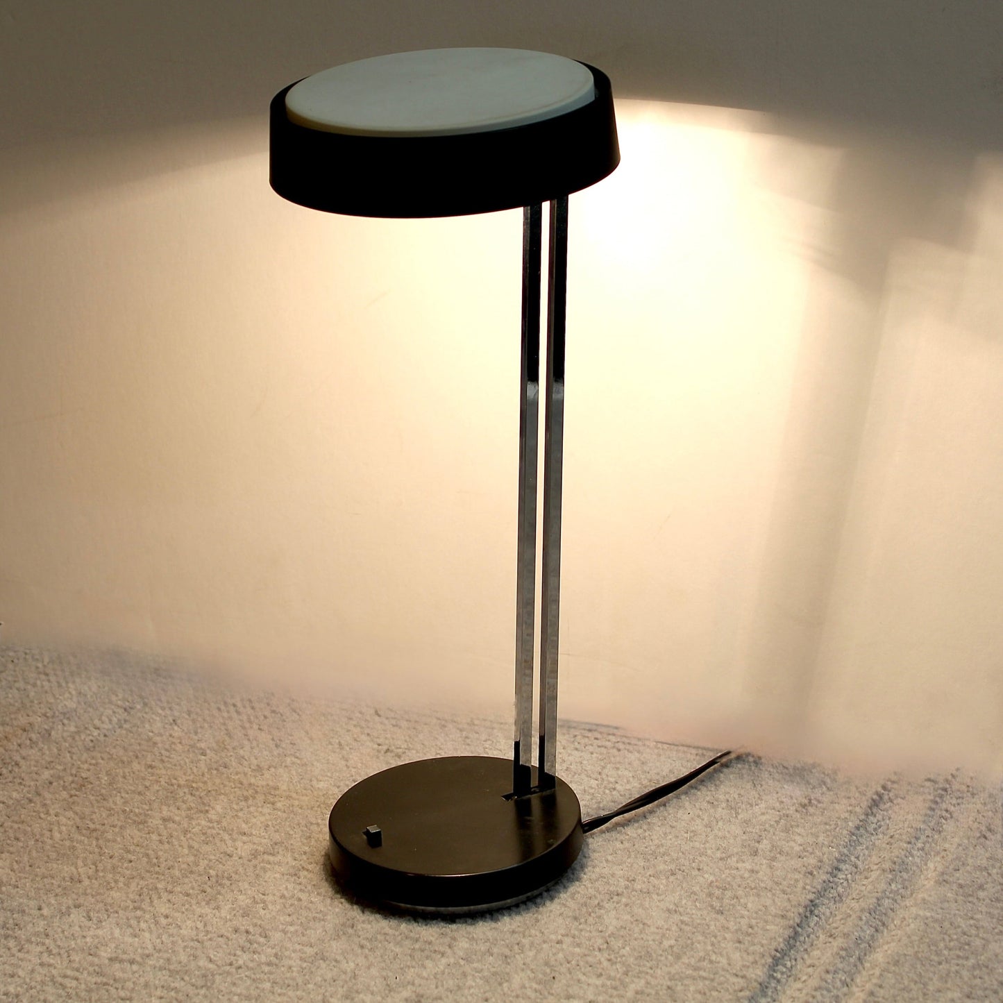 1970s Black & Chrome Round Desk Lamp | Litghtolier