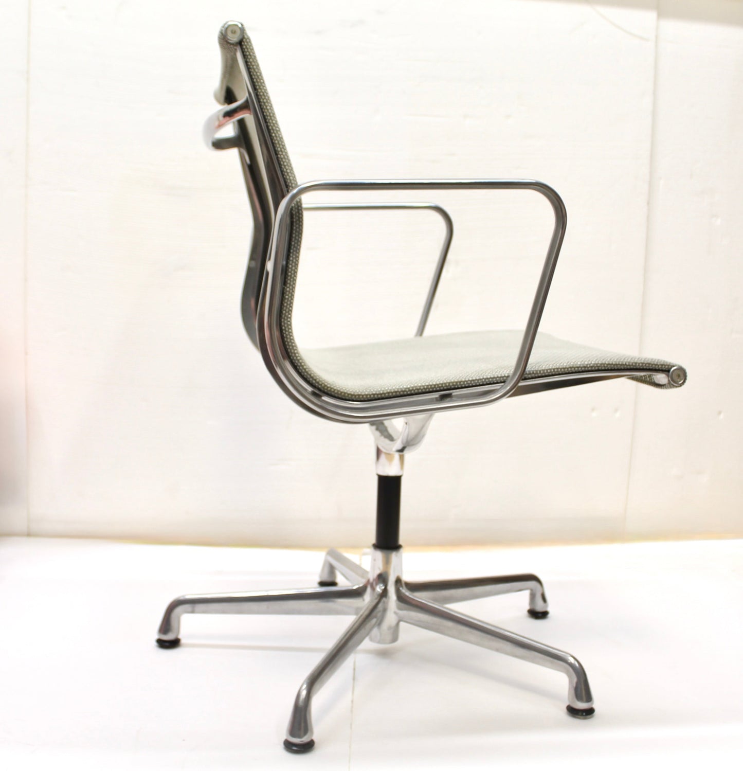 Vintage Herman Miller Aluminum Group Executive Desk Chair | Eames