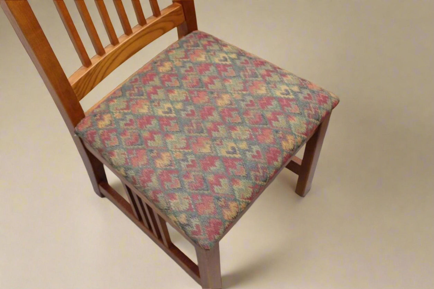 Late 20th Century Set of 4 Red Oak Dining Chairs | Bassett Furniture - OffCenterModern