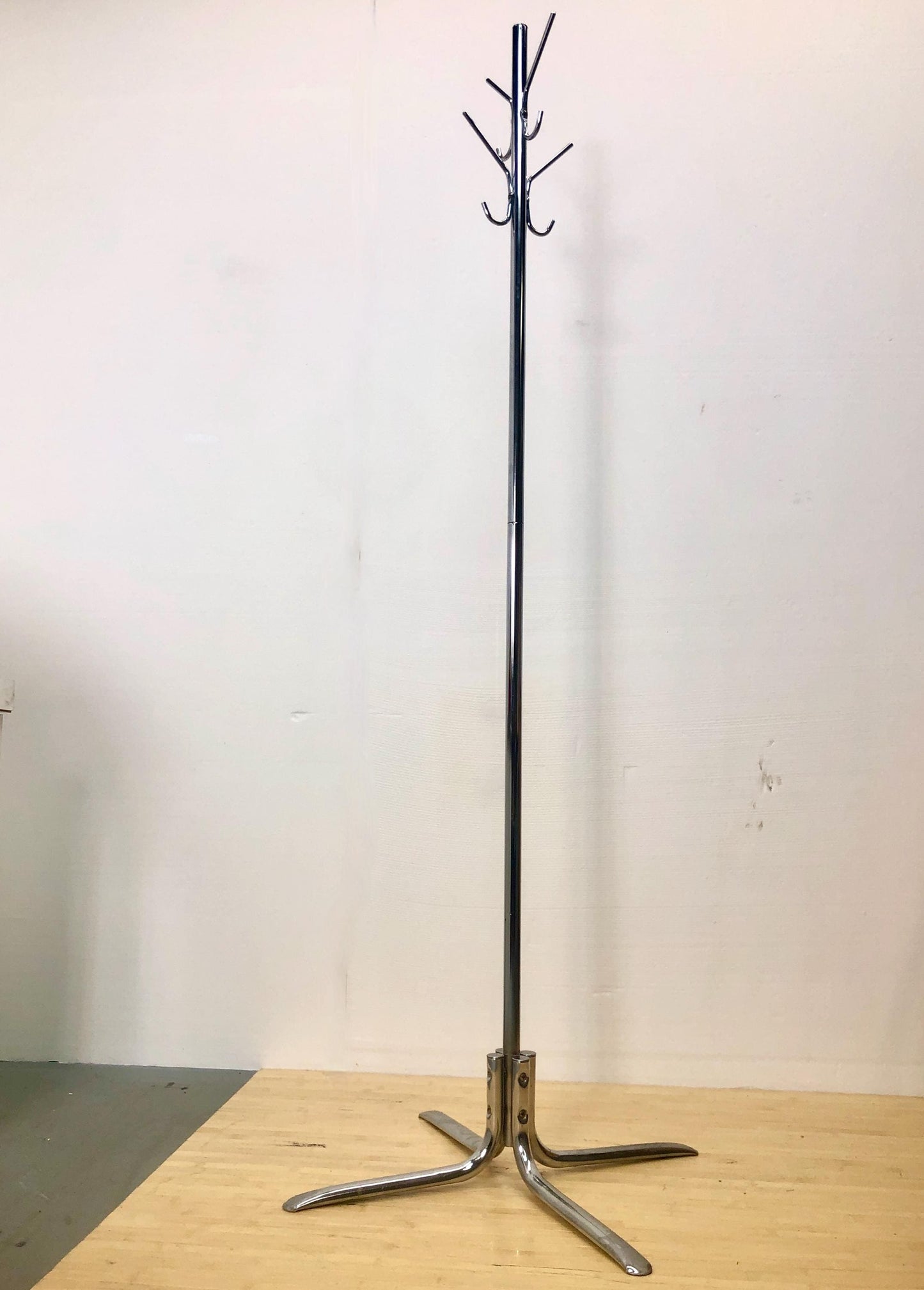 1970s Modernist Chrome Coat Rack with 8 Hooks from OffCenterModern
