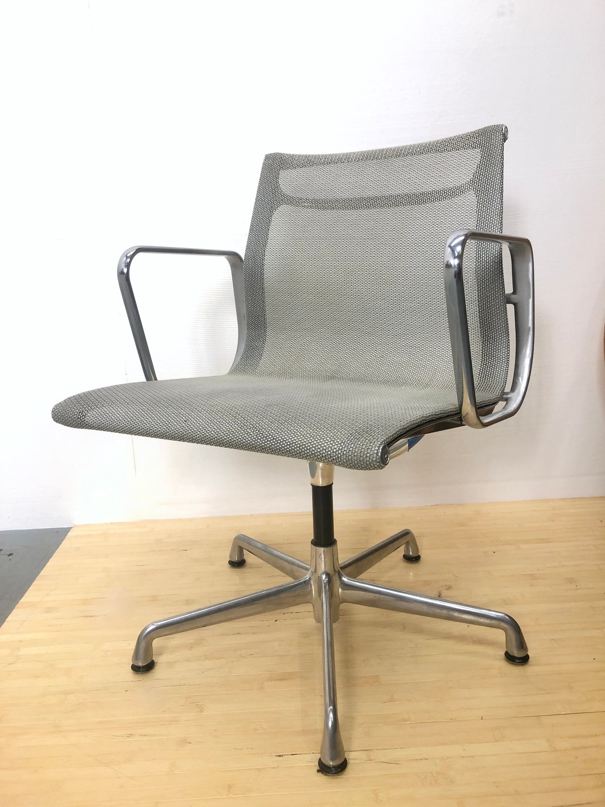 Eames Aluminum Group Executive Desk Chair