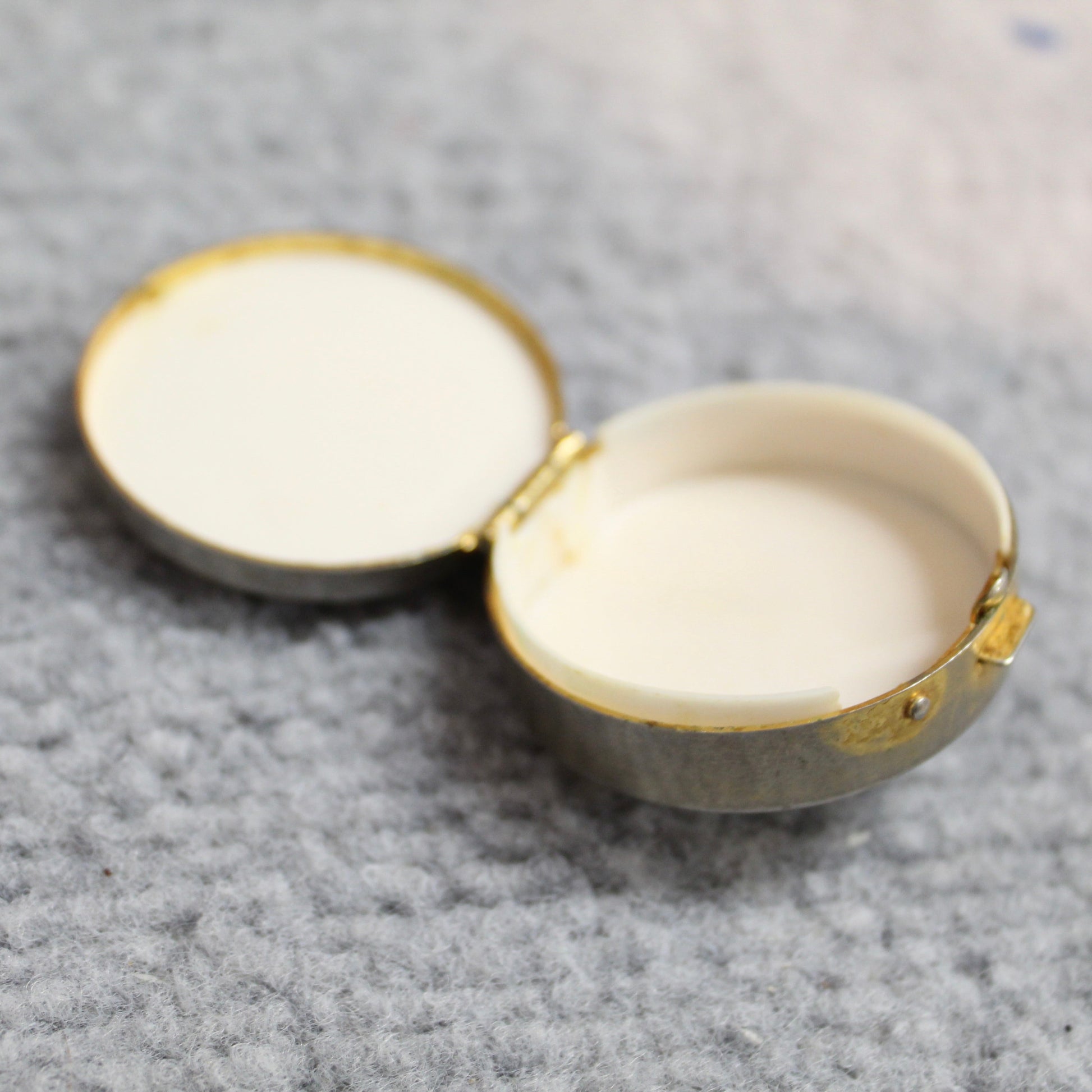 Vintage Spanish Damascene Pill Box – Hand-Inlaid Gold Bird & Floral Design