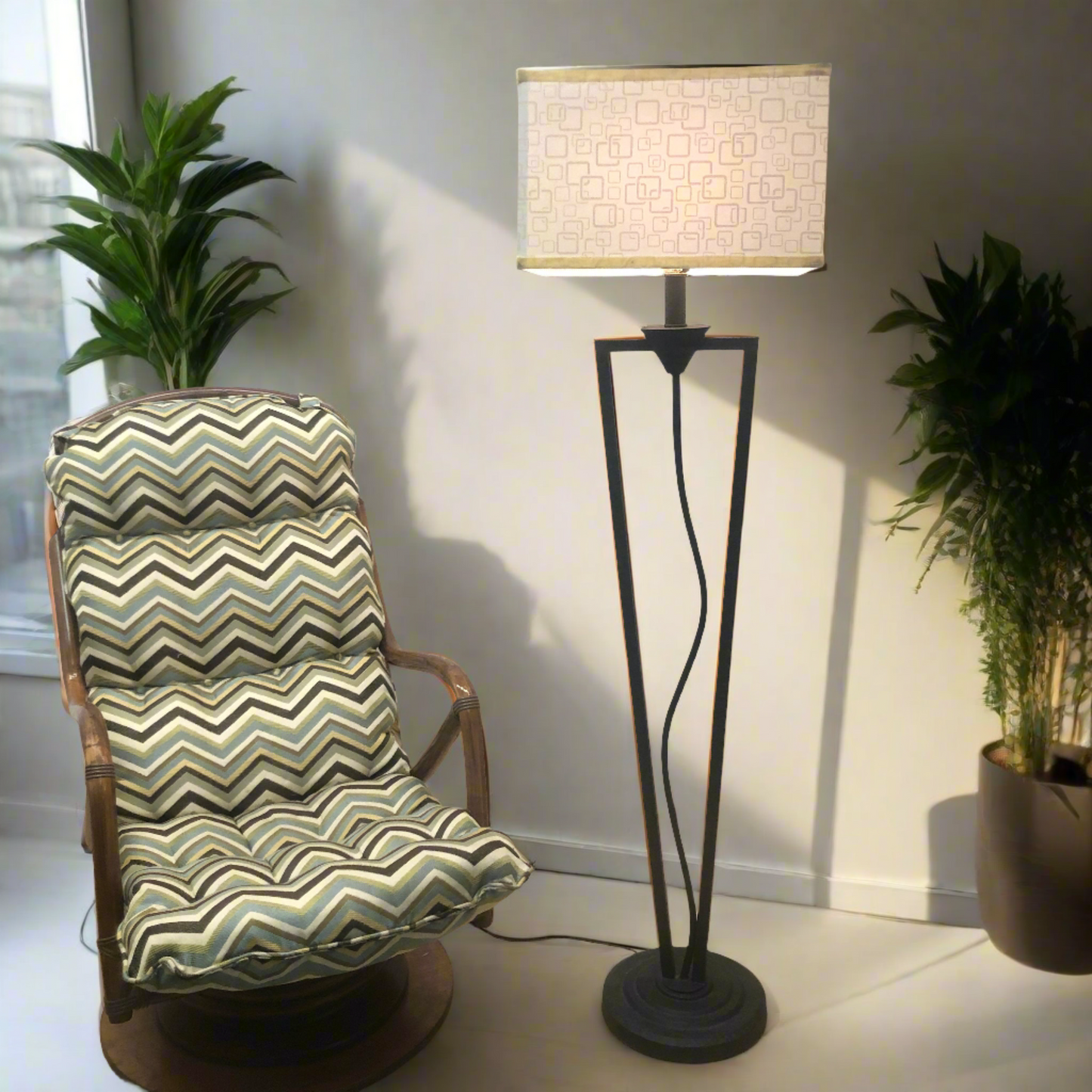 Metal Squiggle Floor Lamp