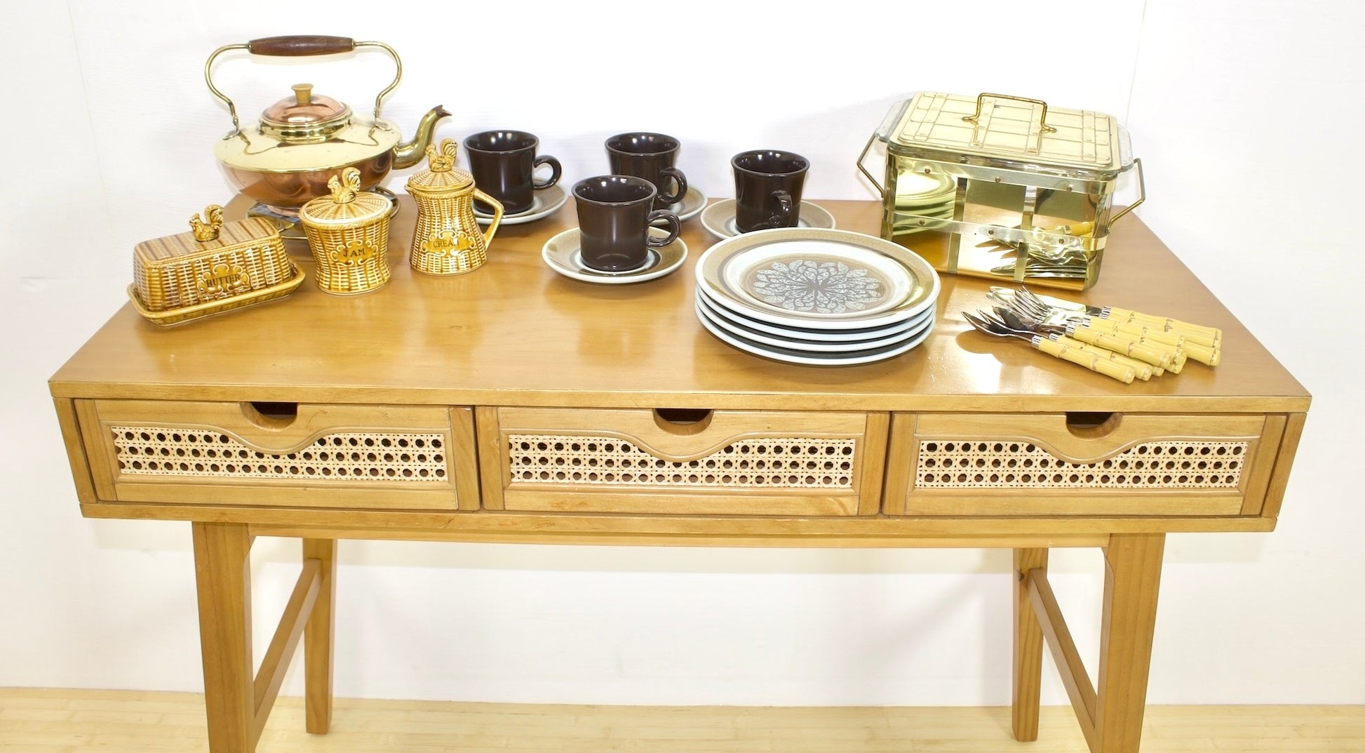 Holiday buffet 3 drawer desk