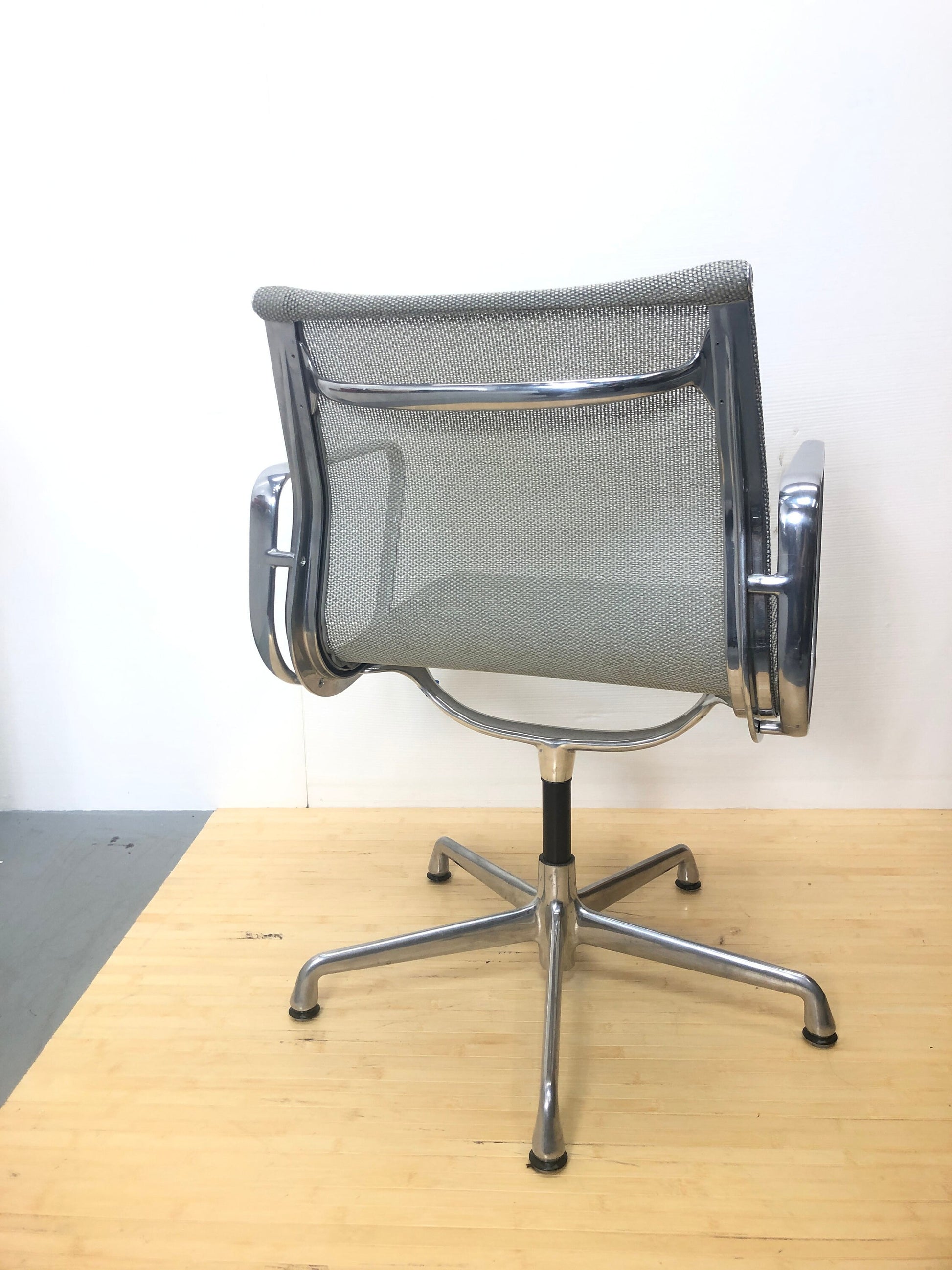 Eames Aluminum Group Executive Desk Chair
